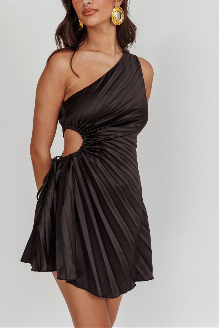 Tyla Waterfall One-Shoulder Plisse Dress Maroon