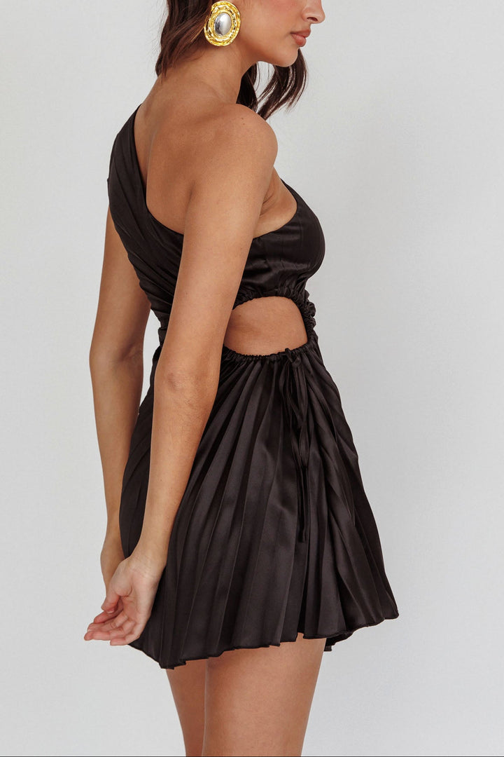 Tyla Waterfall One-Shoulder Plisse Dress Maroon
